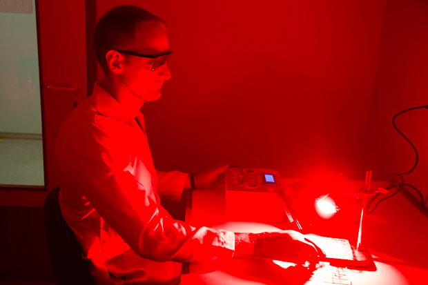 Equipamento próprio de LED que emite luz vermelha possibilita a aplicação da terapia fotodinâmica