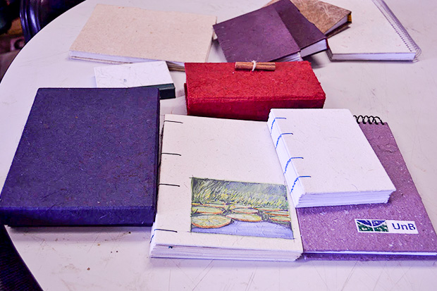 Capas de caderno produzidas a partir da reciclagem de bitucas.