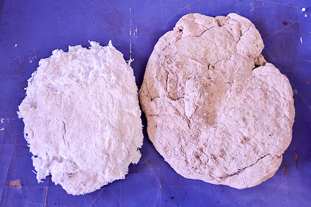 Pastas de celulose feitas com filtros não fumados (à esquerda) e com bitucas fumadas (à direita).