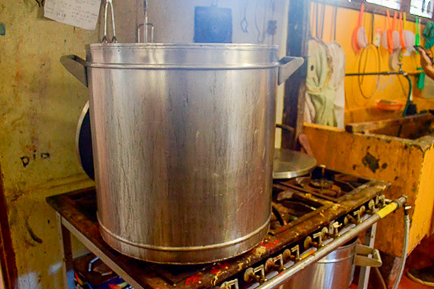 Recipiente utilizado para cozinhar a mistura de filtros com água e produtos químicos.