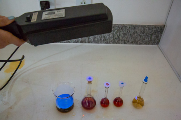 Biofertilizante (vidro à esquerda) desenvolvido no Instituto de Química é puro, atóxico e luminescente, e permite fácil adaptação às necessidades de cada cultura